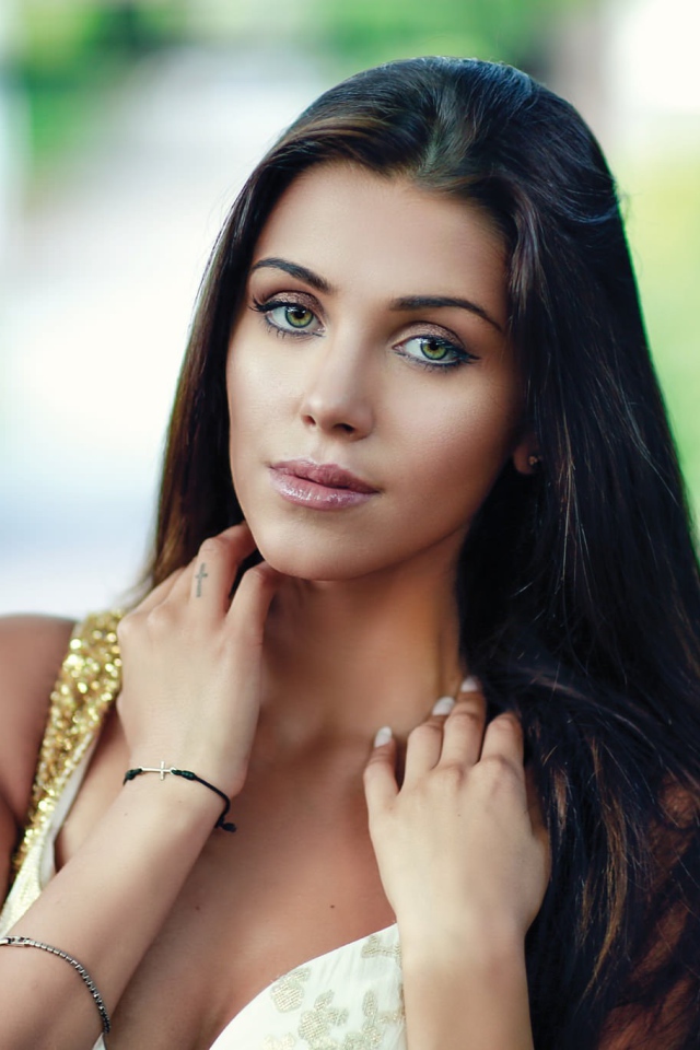 Зеленоглазая брюнетка с длинными волосами, портрет