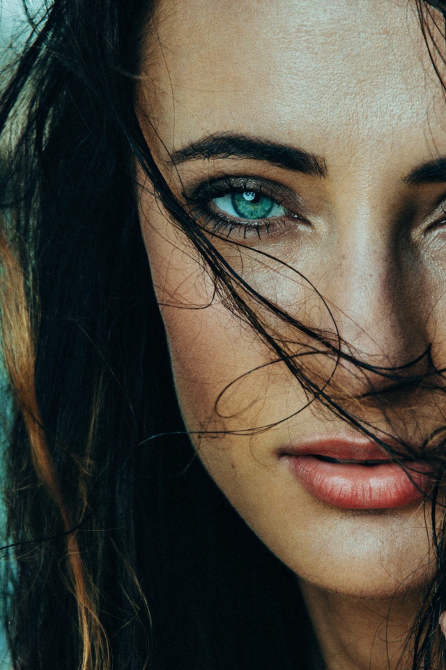 Зеленоглазая брюнетка с мокрыми волосами