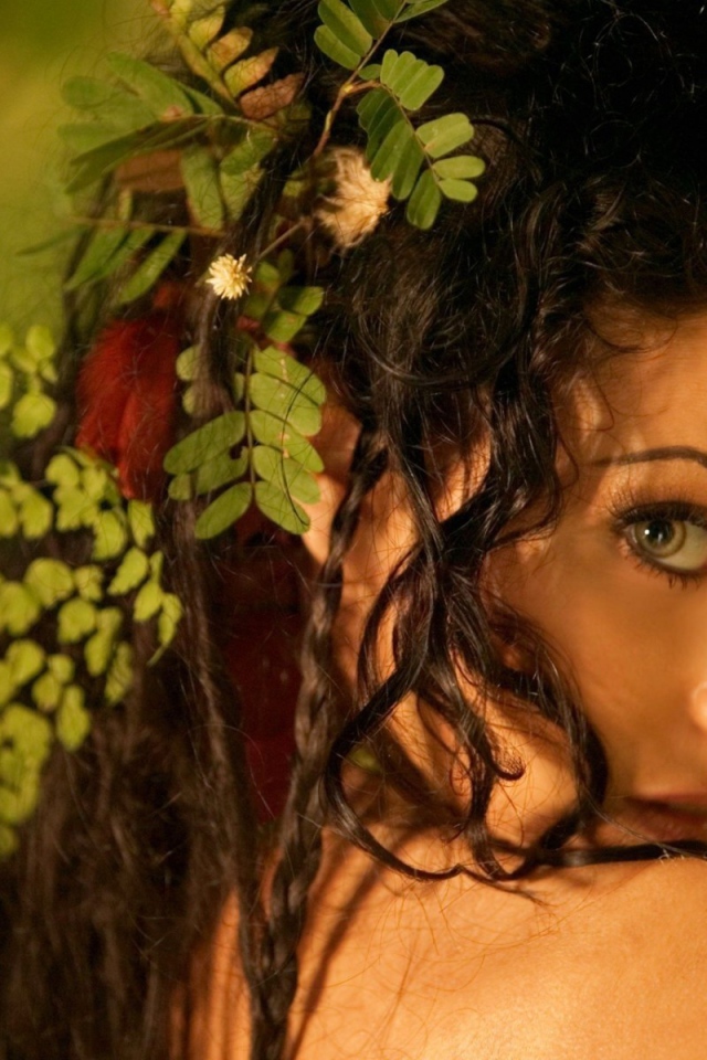 Зеленые листья в волосах у девушки