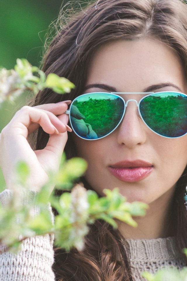 Зеленое отражение в очках у девушки