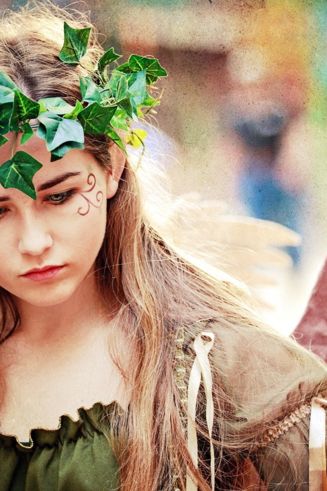 Зеленый венок и крылья ангела на девушке