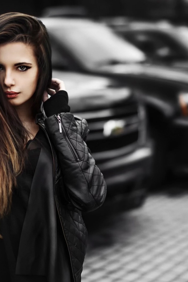 Черноволосая девушка на фоне черных автомобилей