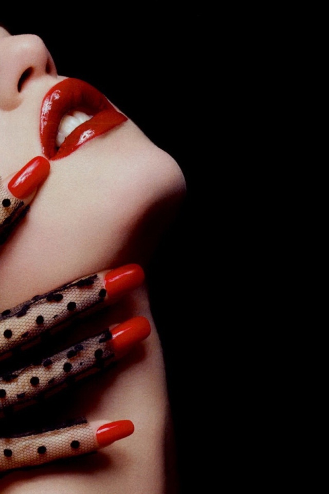 Рука в кружевной перчатке на шее девушки