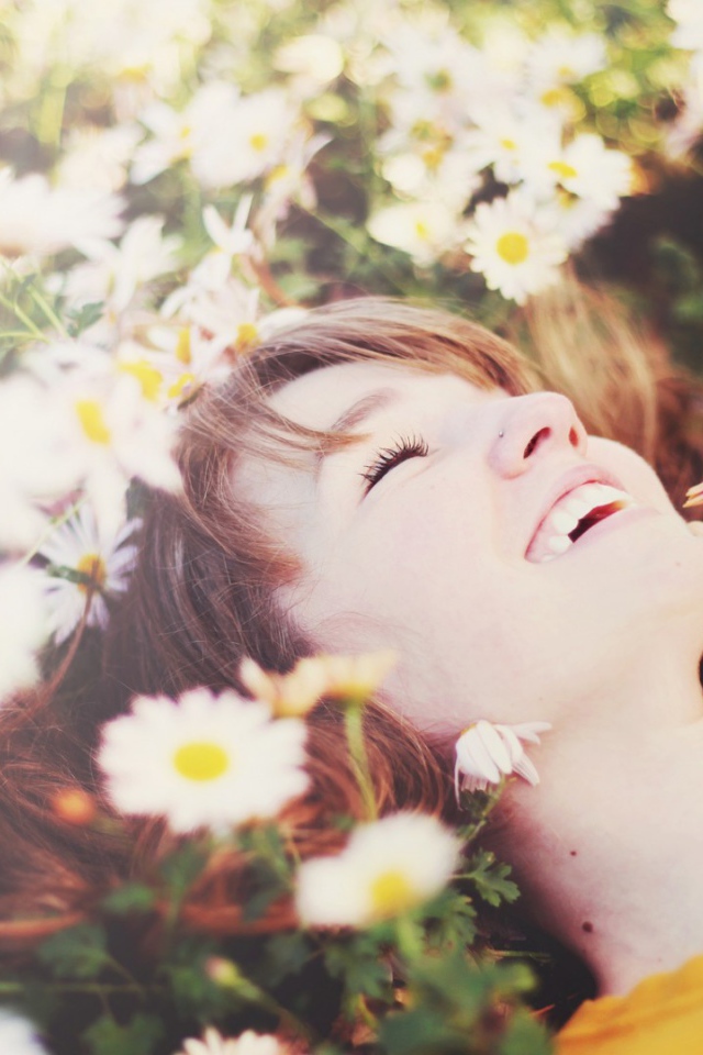 Счастливая девушка в цветах ромашки
