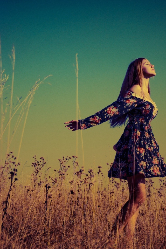 Счастливая девушка в поле