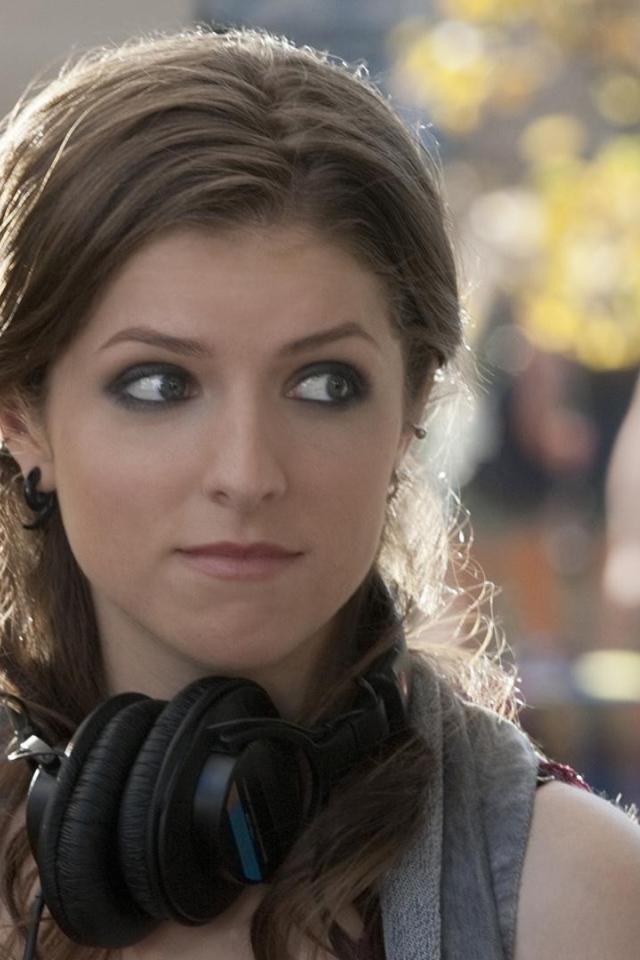 Наушники на шее Анны Кендрик