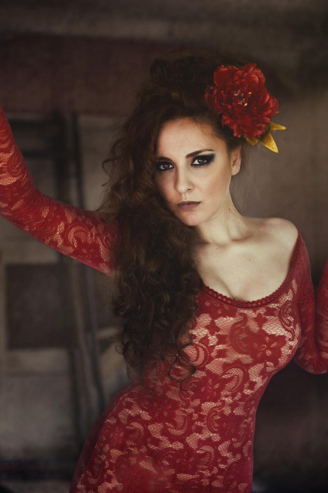 Испанская девушка в красном кружевном платье
