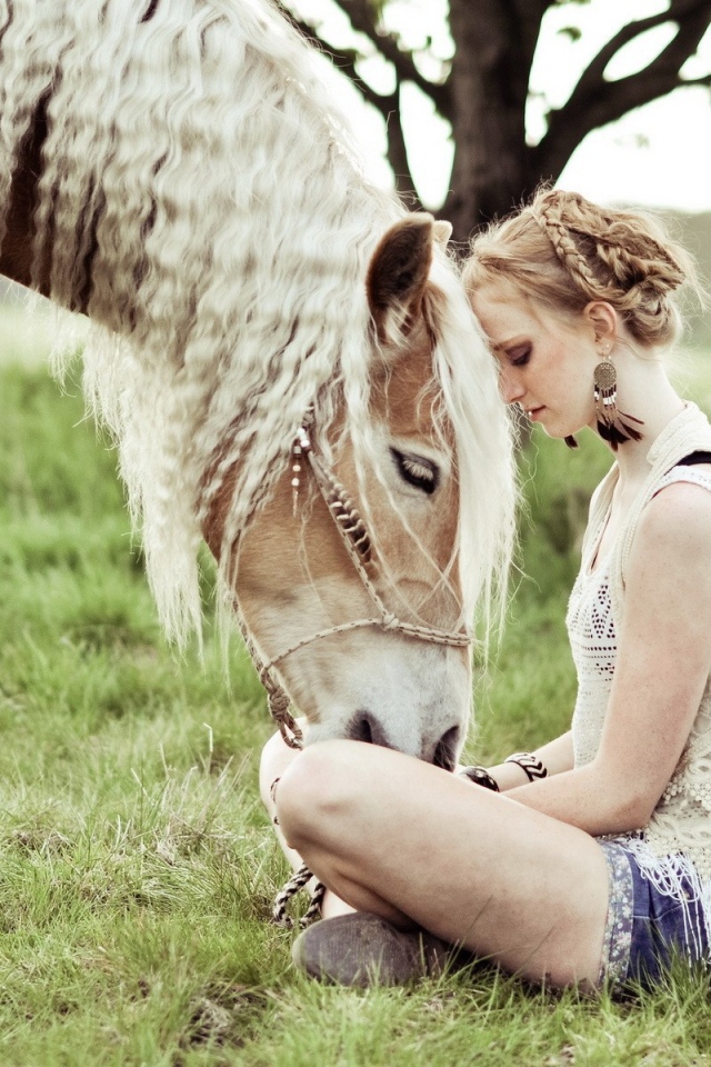 Лошадь прислонилась к девушке