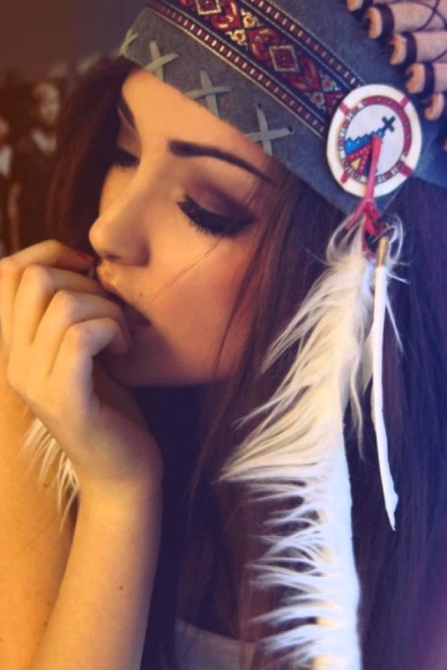 Девушка индианка грызет ногти