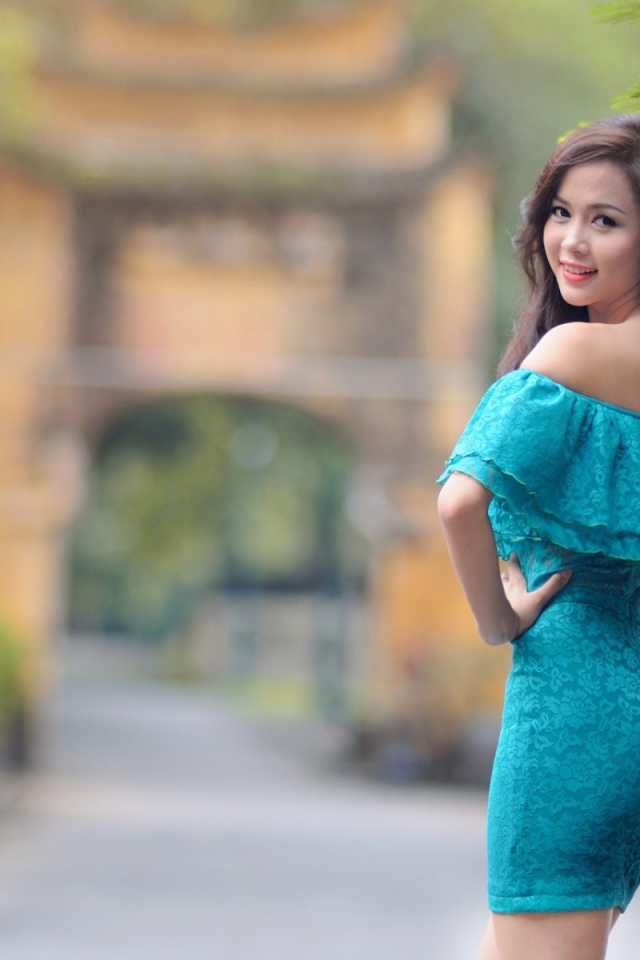 Японская девушка в голубом платье