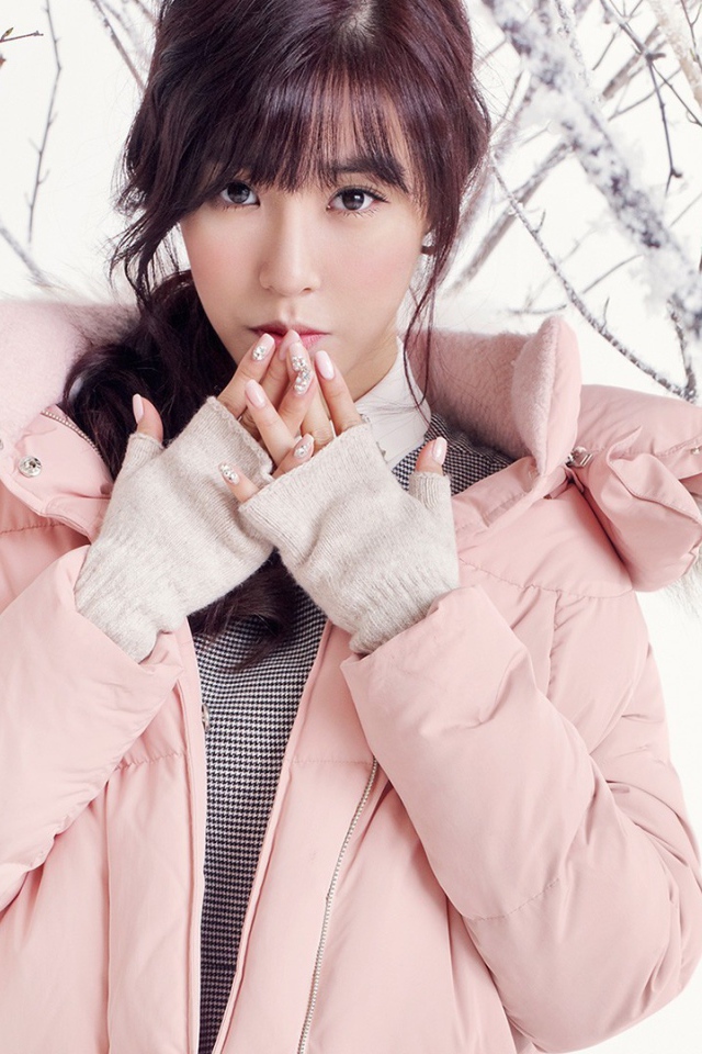 Японская девушка в розовой куртке