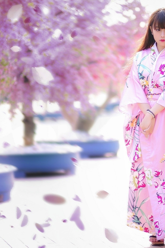 Японская девушка в розовом кимоно