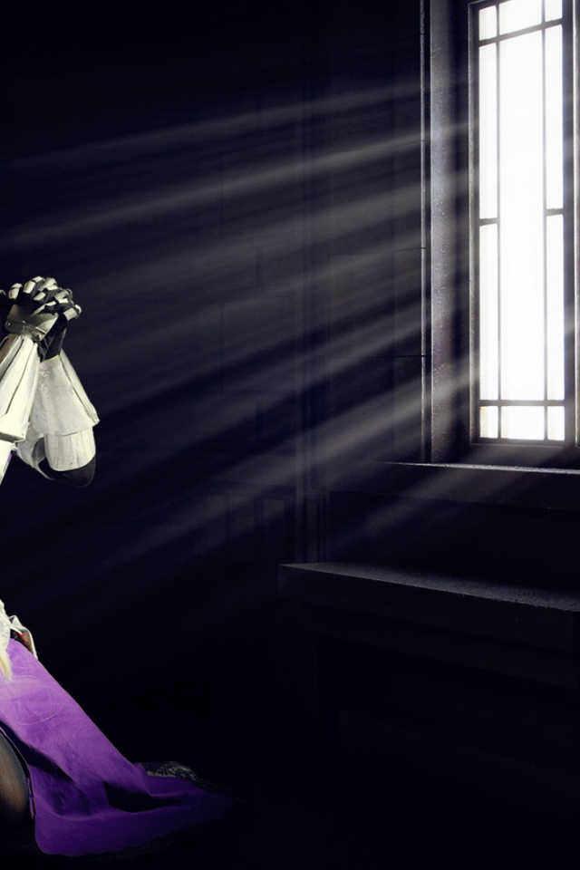 Японская девушка молится на коленях у окна