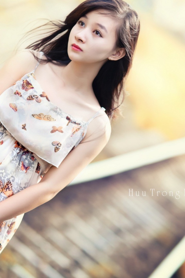 Японская девушка с сумкой в руках