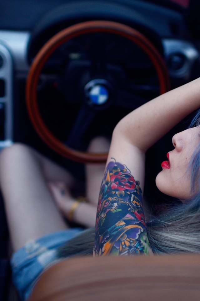 Японская девушка с тату за рулем автомобиля