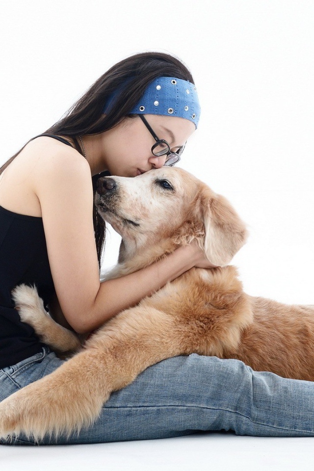 Японка обнимает своего пса