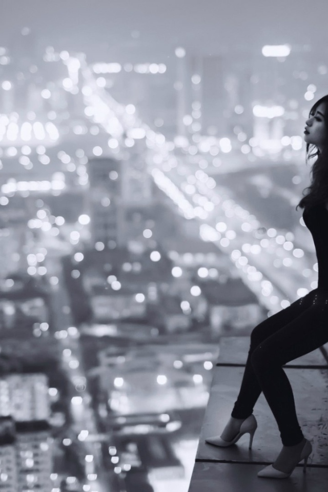 Японка смотрит на ночной Токио