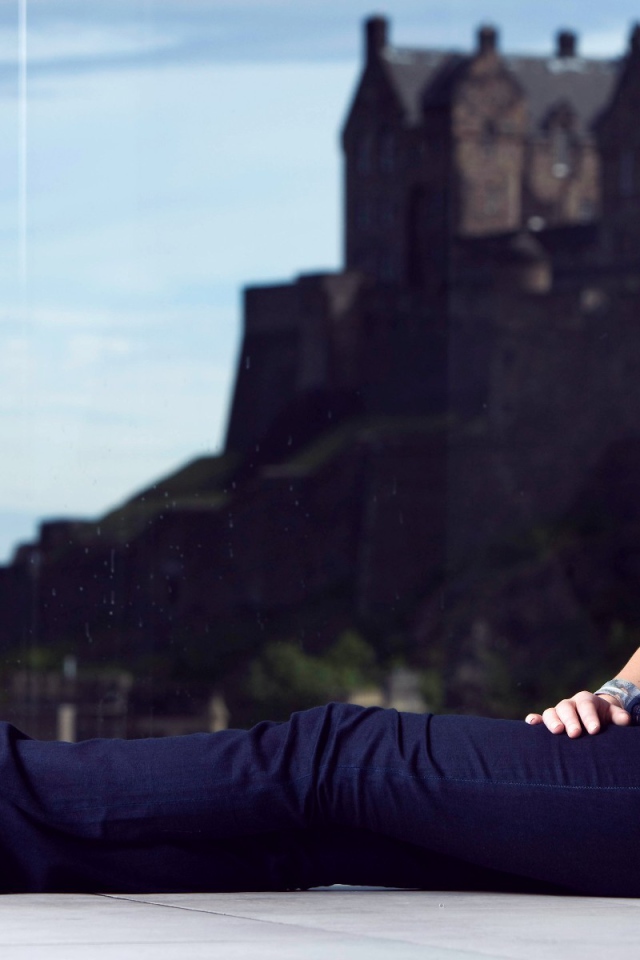 Дженнифер Лоуренс сидит у окна