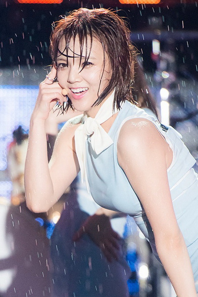 Радостная азиатская девушка под дождем