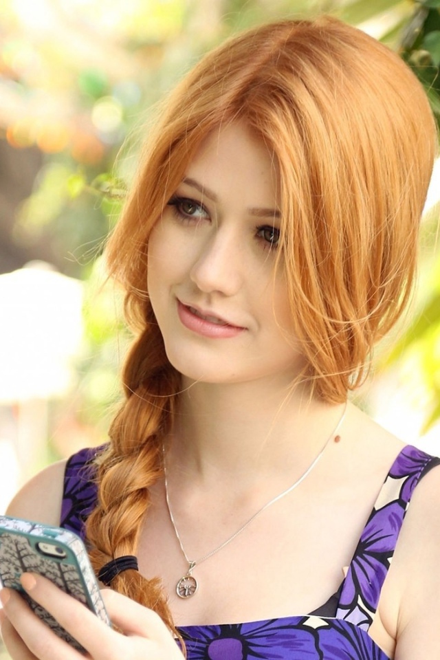 Девушка Кэтрин Макнамара с телефоном в руке