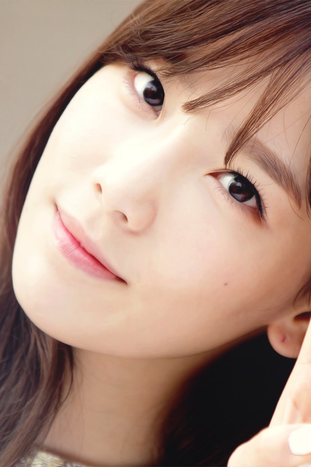 Корейская девушка показывает знак победы