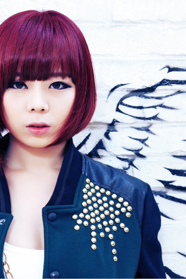 Кореянка с красными волосами ангел