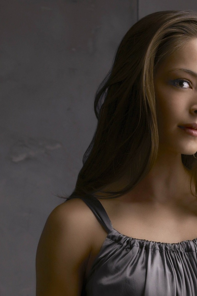 Кристин Кройк в сером платье