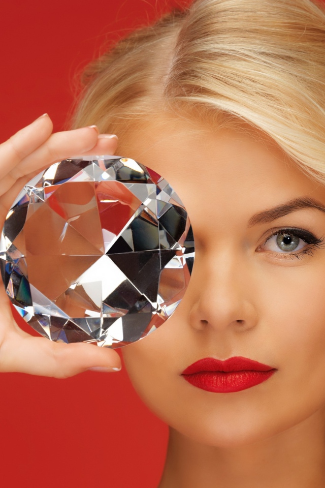 Большой бриллиант в руке у девушки