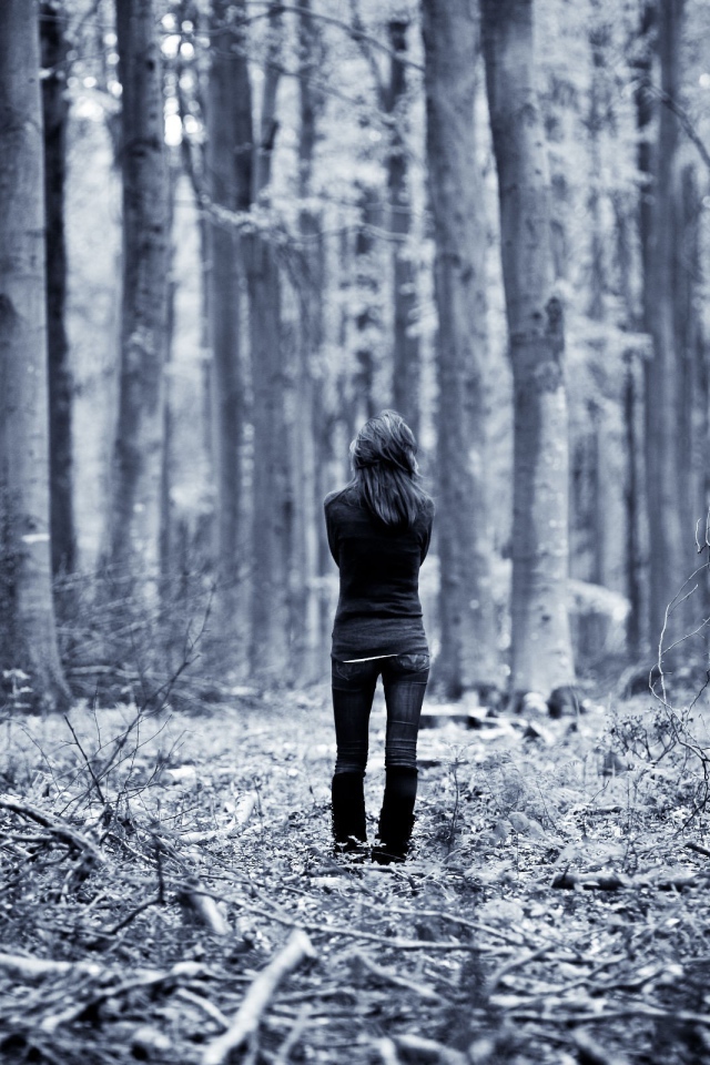 Одинокая девушка в лесу