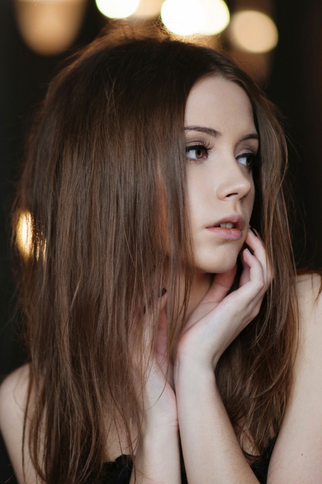 Длинноволосая девушка Ксения Кокорева