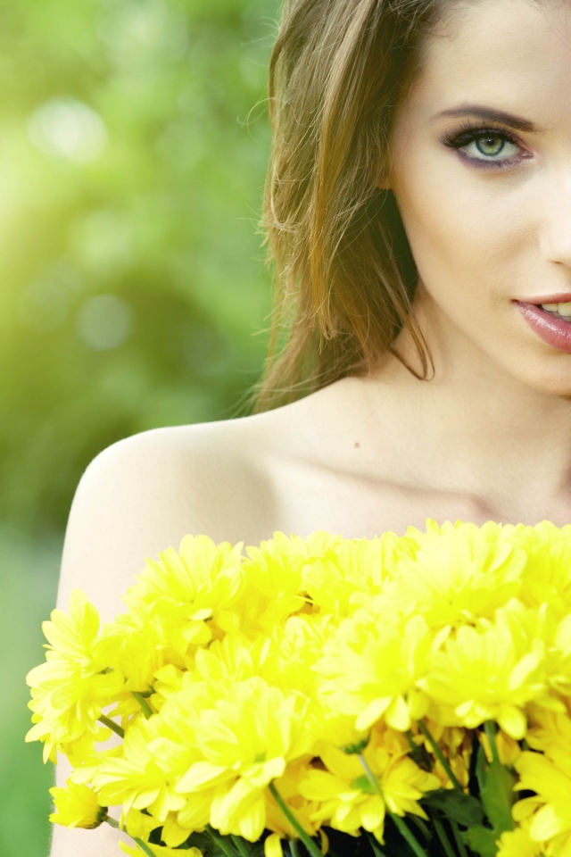 Длинноволосая девушка с букетом желтых полевых цветов