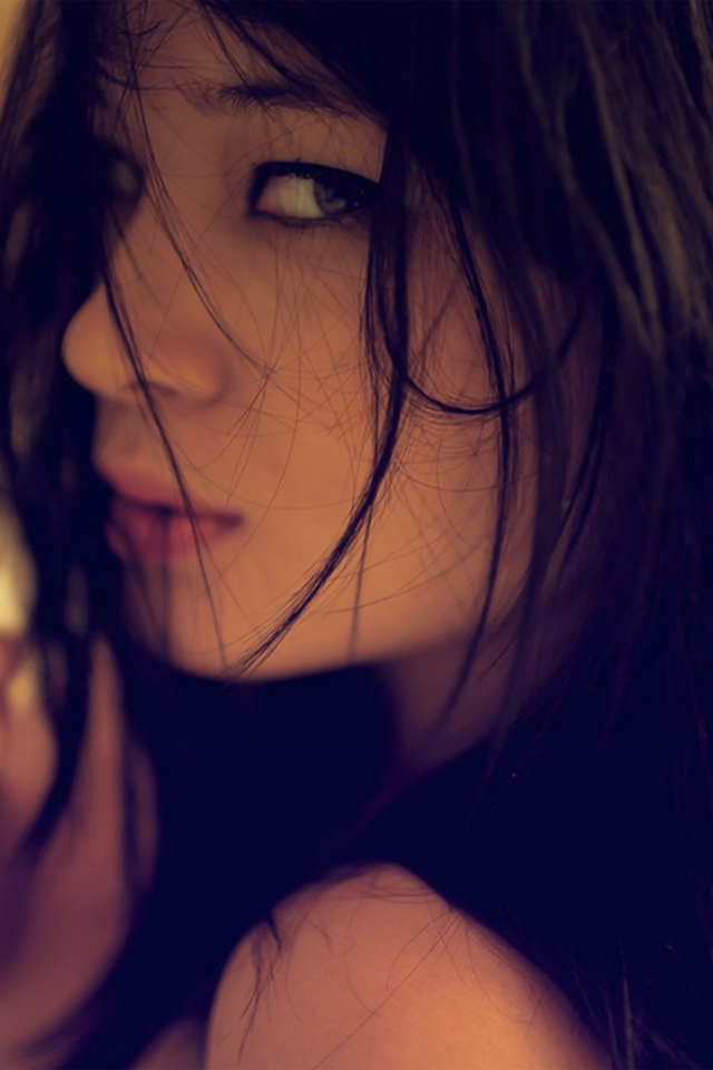 Искушающий взгляд брюнетки