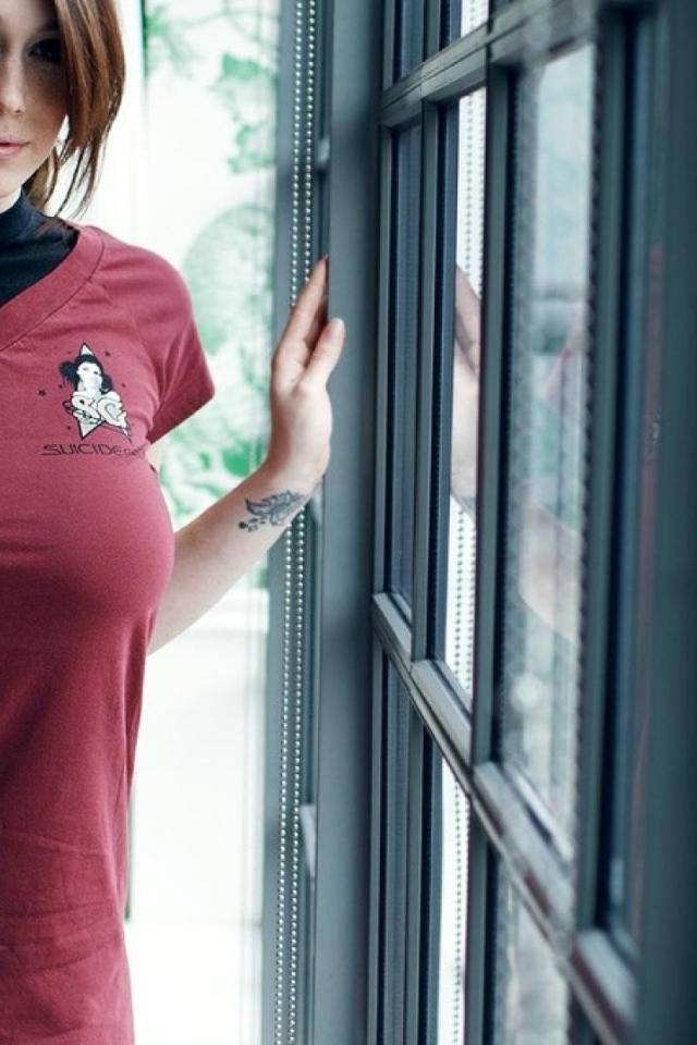 Милая девушка в красной футболке