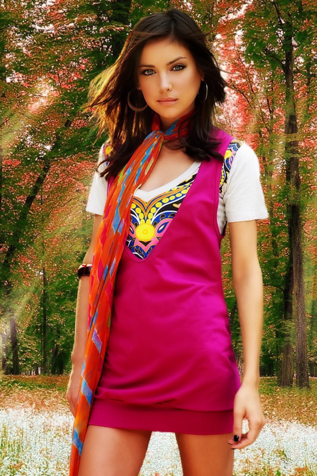 Модель Джессика на фоне леса