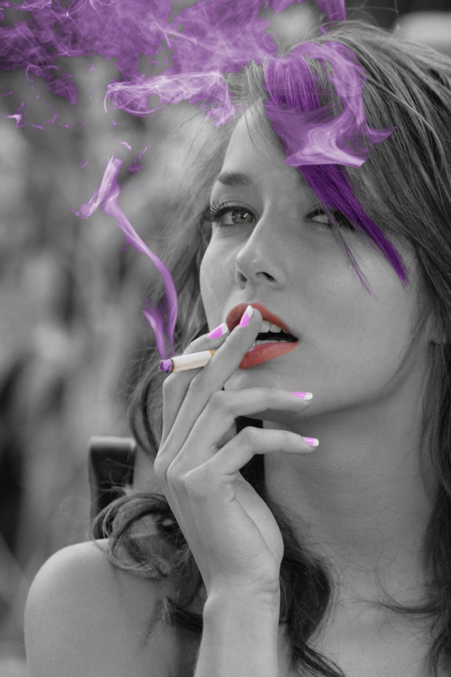 Модель Малена Морган с сигаретой