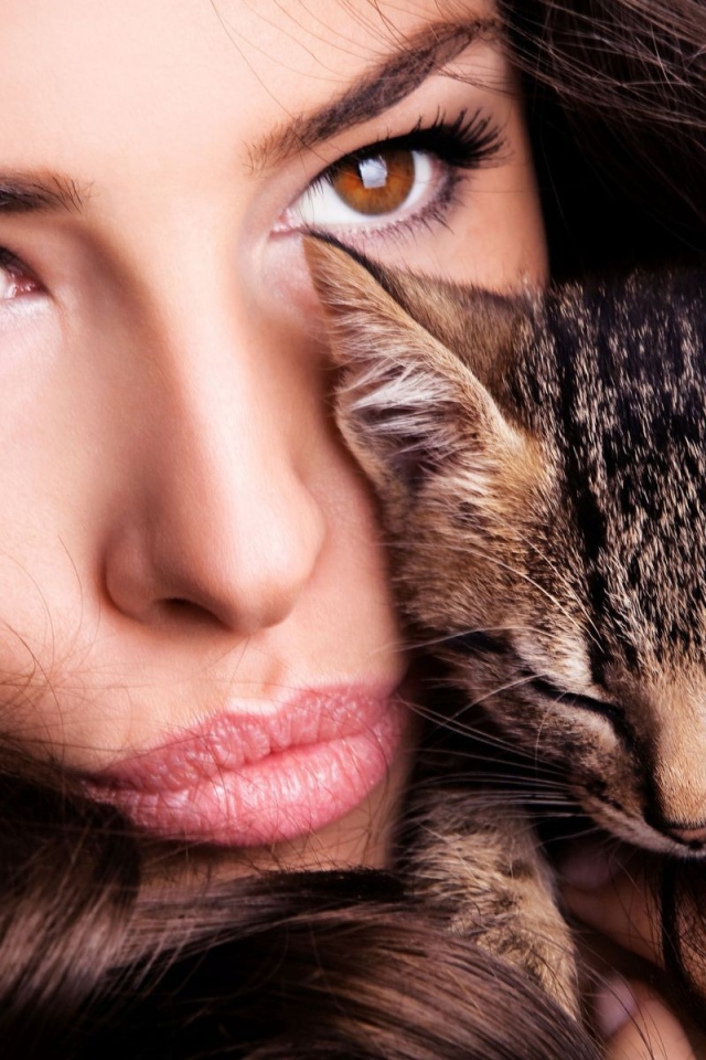 Модель Мелисса Рисо обнимает котенка