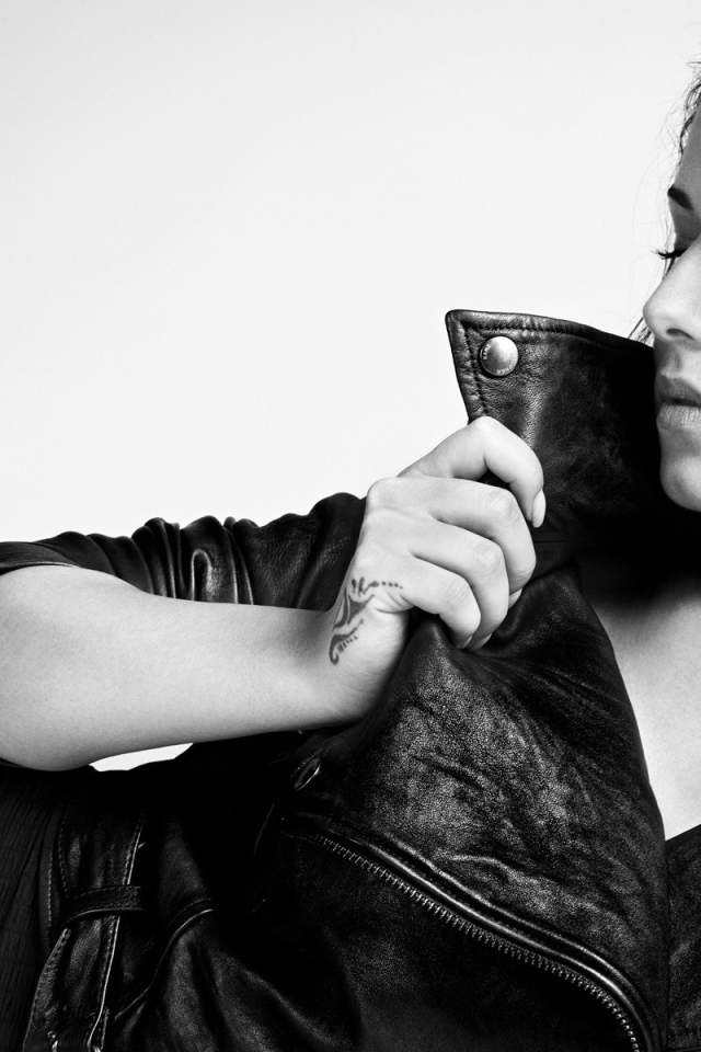 Монохромное фото девушки в кожаной куртке