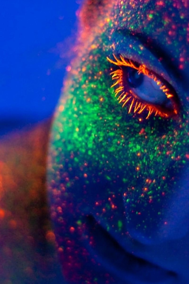 Неоновая краска на лице у девушки