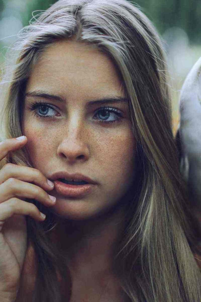 Сова на плече у девушки