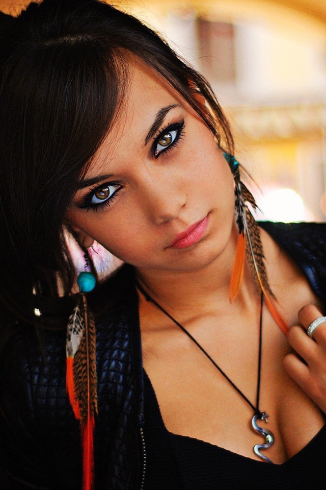 Кулон в виде змеи на шее у брюнетки