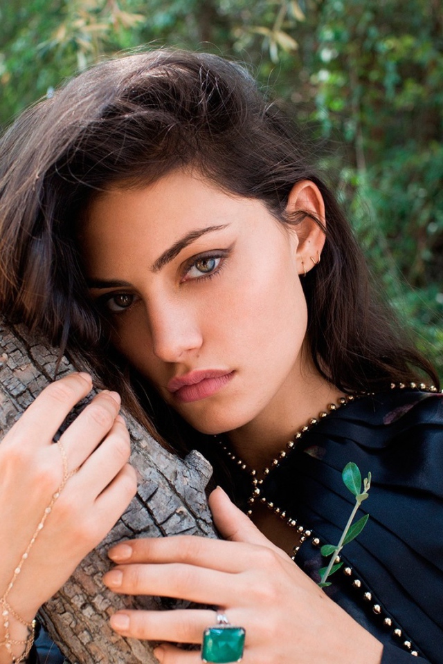 Фиби Тонкин, модель, обняла ствол дерева