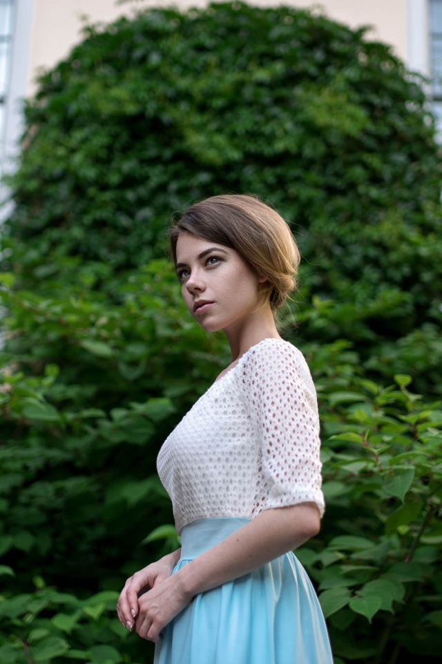 Фото девушки с короткими волосами на фоне дерева