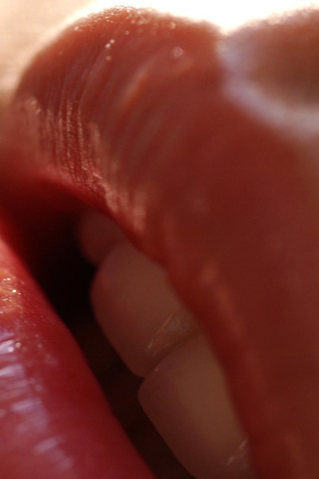 Розовые губы девушки