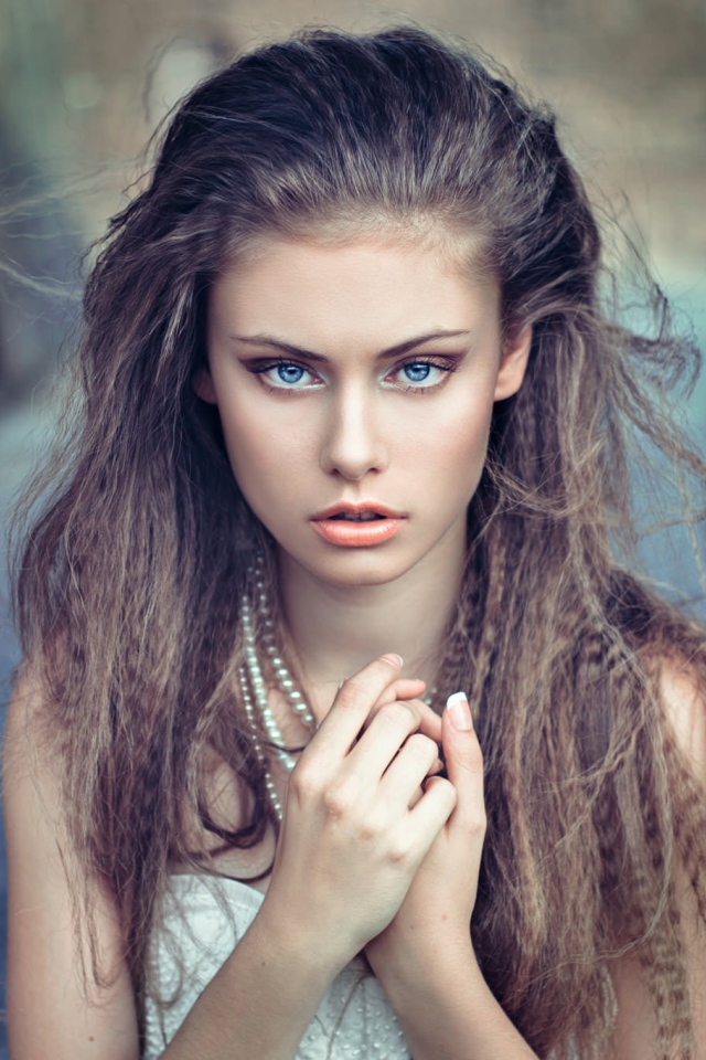 Портрет девушки с ожерельем на шее
