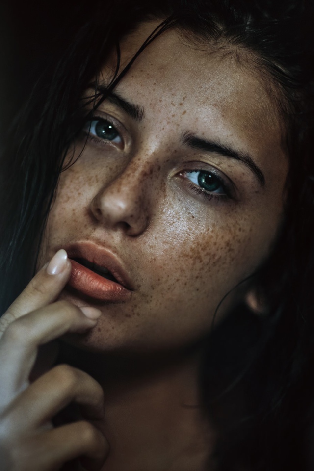 Портрет веснушчатой девушки