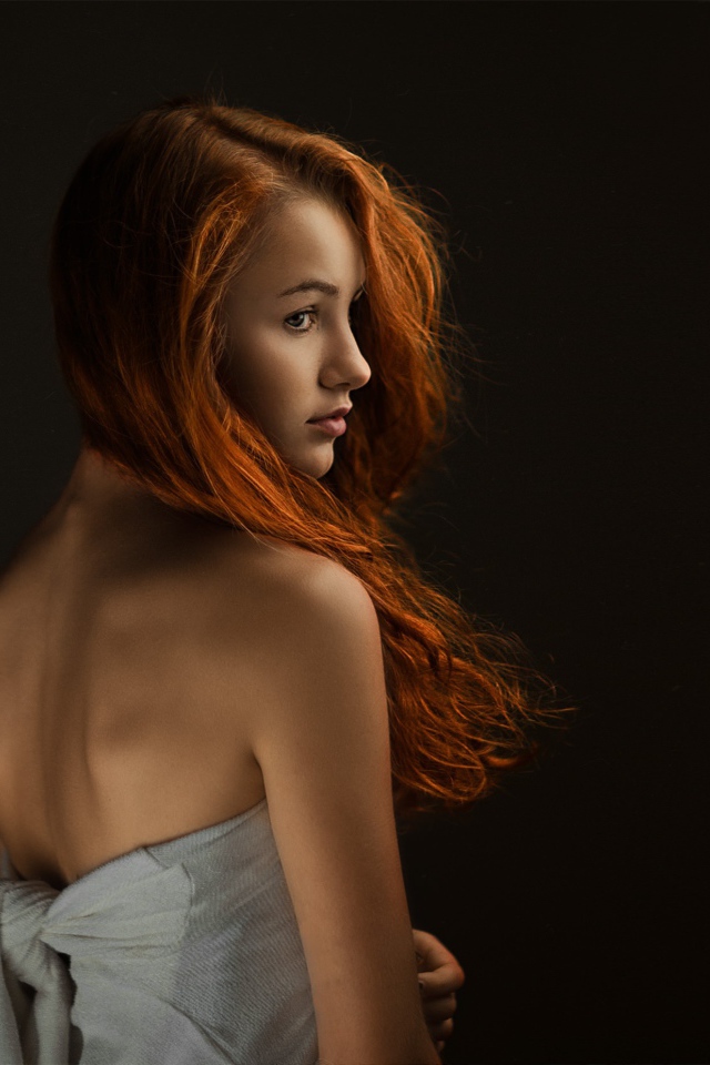 Портрет девушки с рыжими волосами
