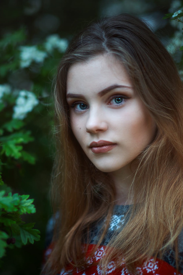 Портрет девушки на фоне зелени