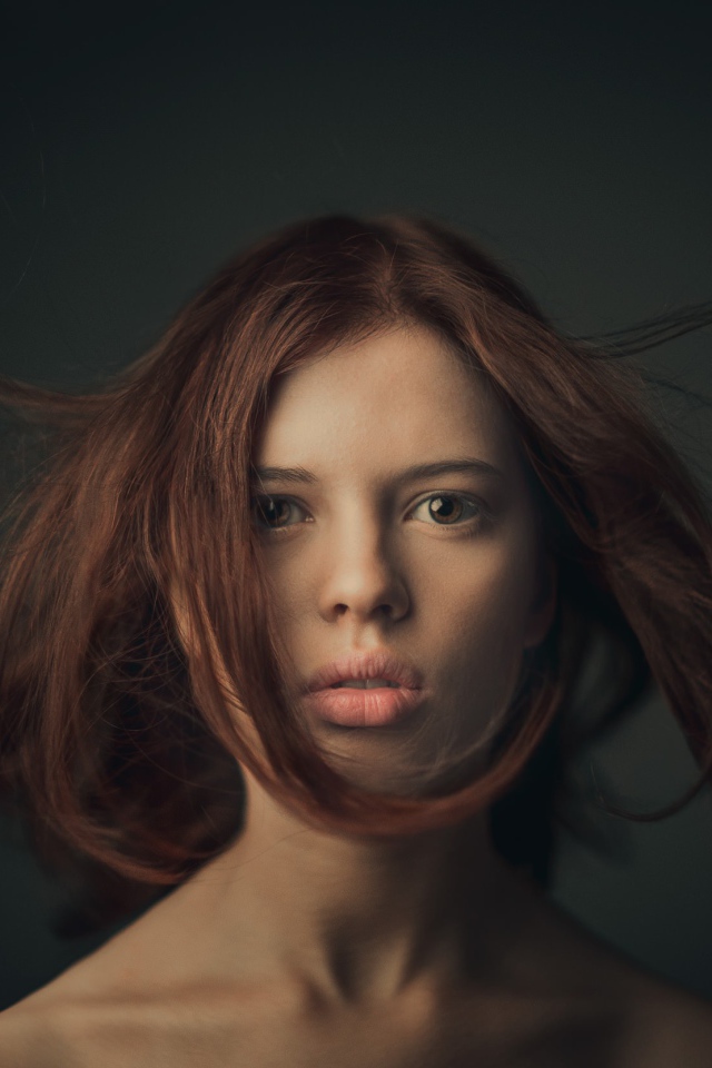 Портретное фото длинноволосой девушки