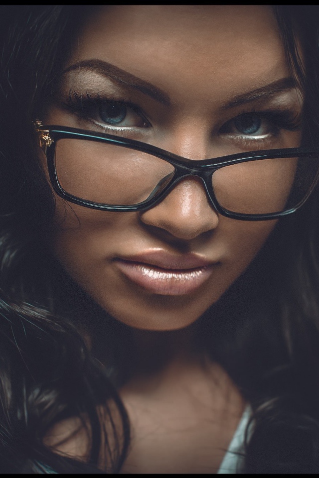 Портретное фото брюнетки в очках