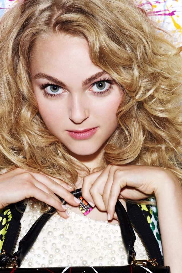 Милая блондинка Аннасофия Робб